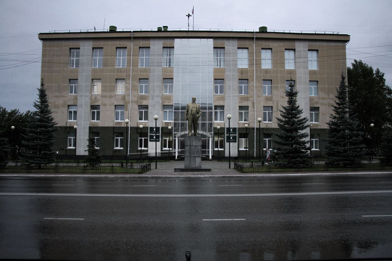 У мэрии Серова сменят крышу. Металлочерепицу уберут, шифер уложат