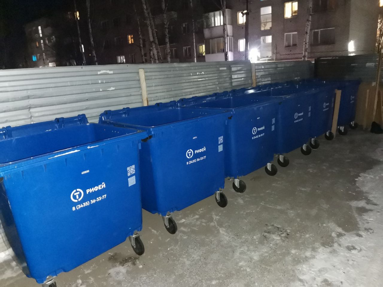 В Серове меняют металлические мусорные баки на пластиковые. Не всех горожан они устраивают
