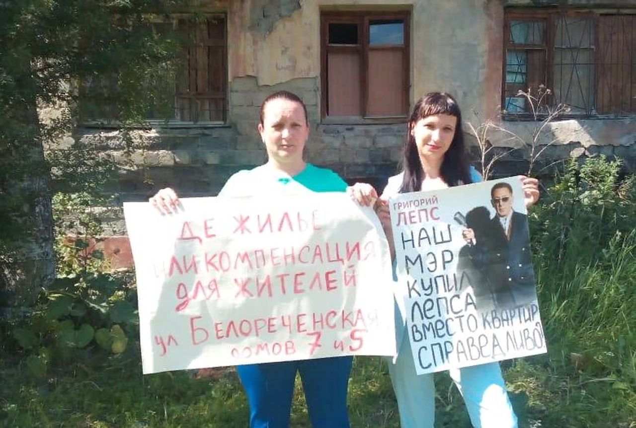 Жительницы "убитого" серовского дома спели про мэра Сизикова: "Я тебе не верю!"
