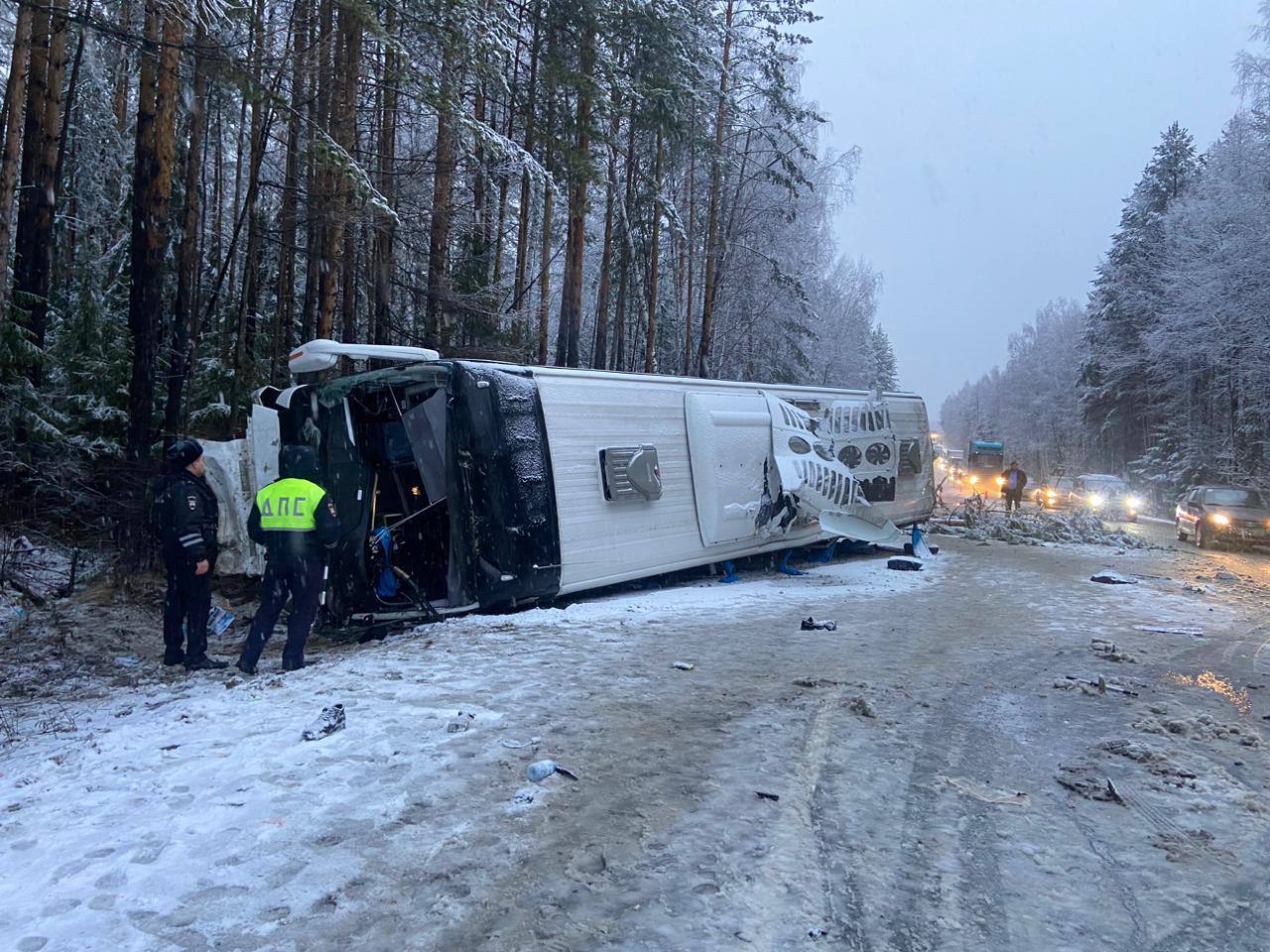 На Серовской трассе в ДТП попал автобус, ехавший из Карпинска в Екатеринбург.  Погибли два человека | Происшествия | СеровГлобус.ру