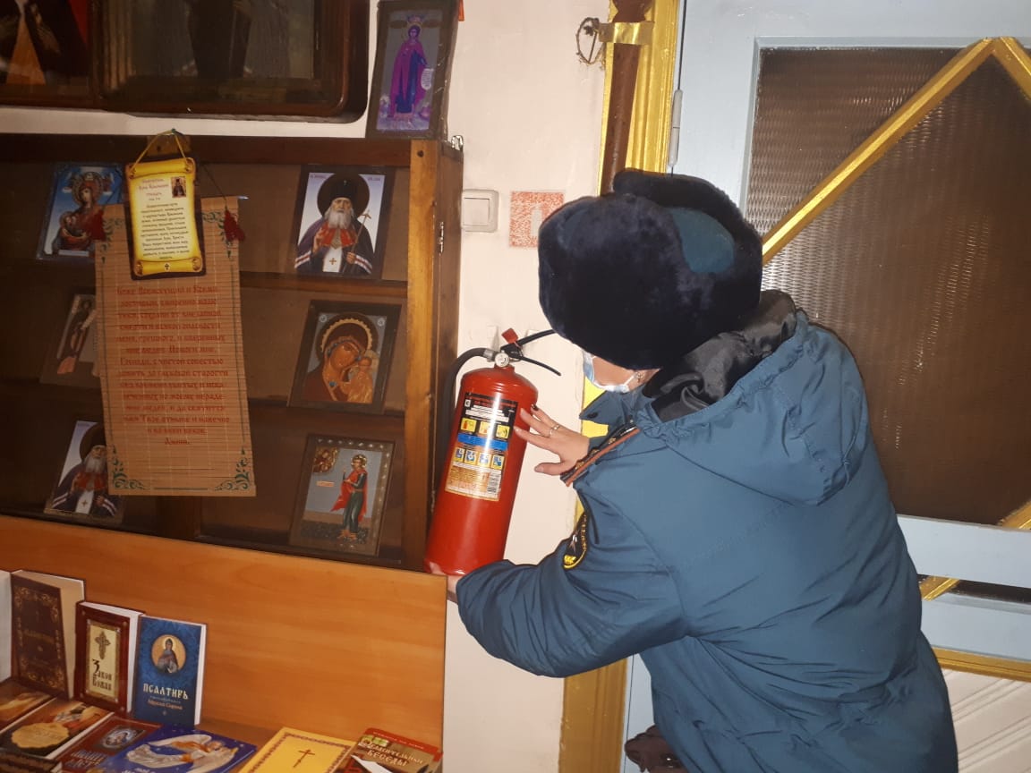 МЧС в преддверии новогодних и рождественских праздников проверило храмы и церкви в Серове, Сосьве и Гарях