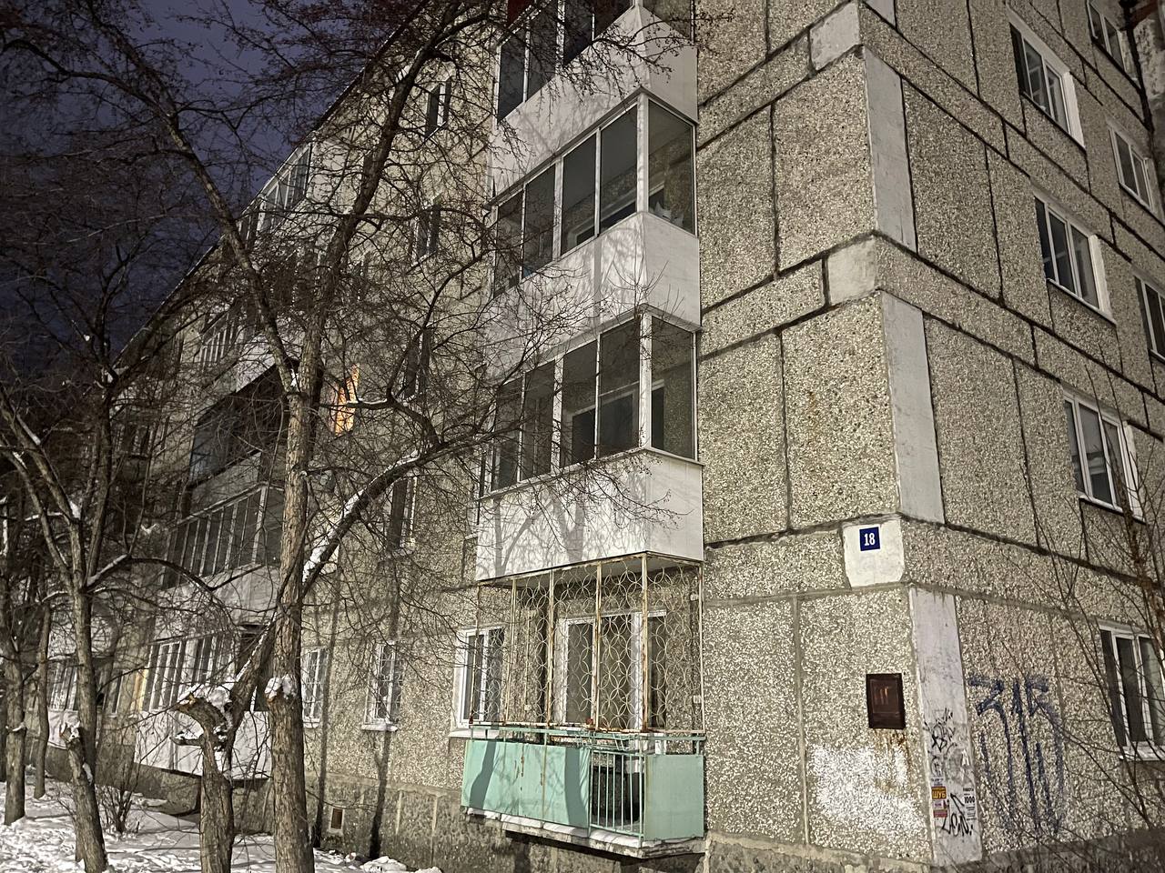 Серовчане пожаловались на утечку горячей воды в подвале в многоэтажке. "Управляшка" говорит, что все починила