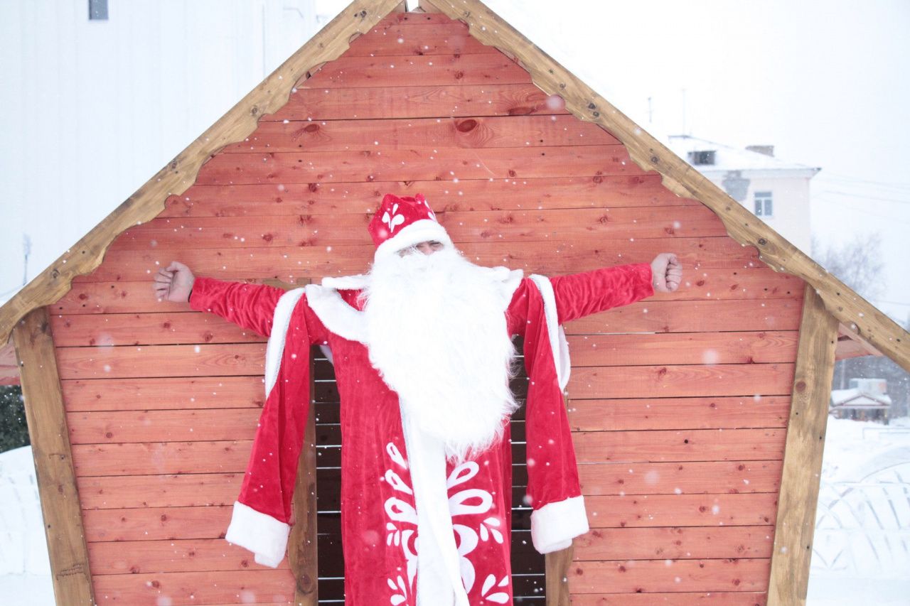 Шуба Деда Мороза – 59 тысяч. Сапоги Снегурочки – 19 тысяч. ДКМ купил два костюма за 269 тысяч рублей