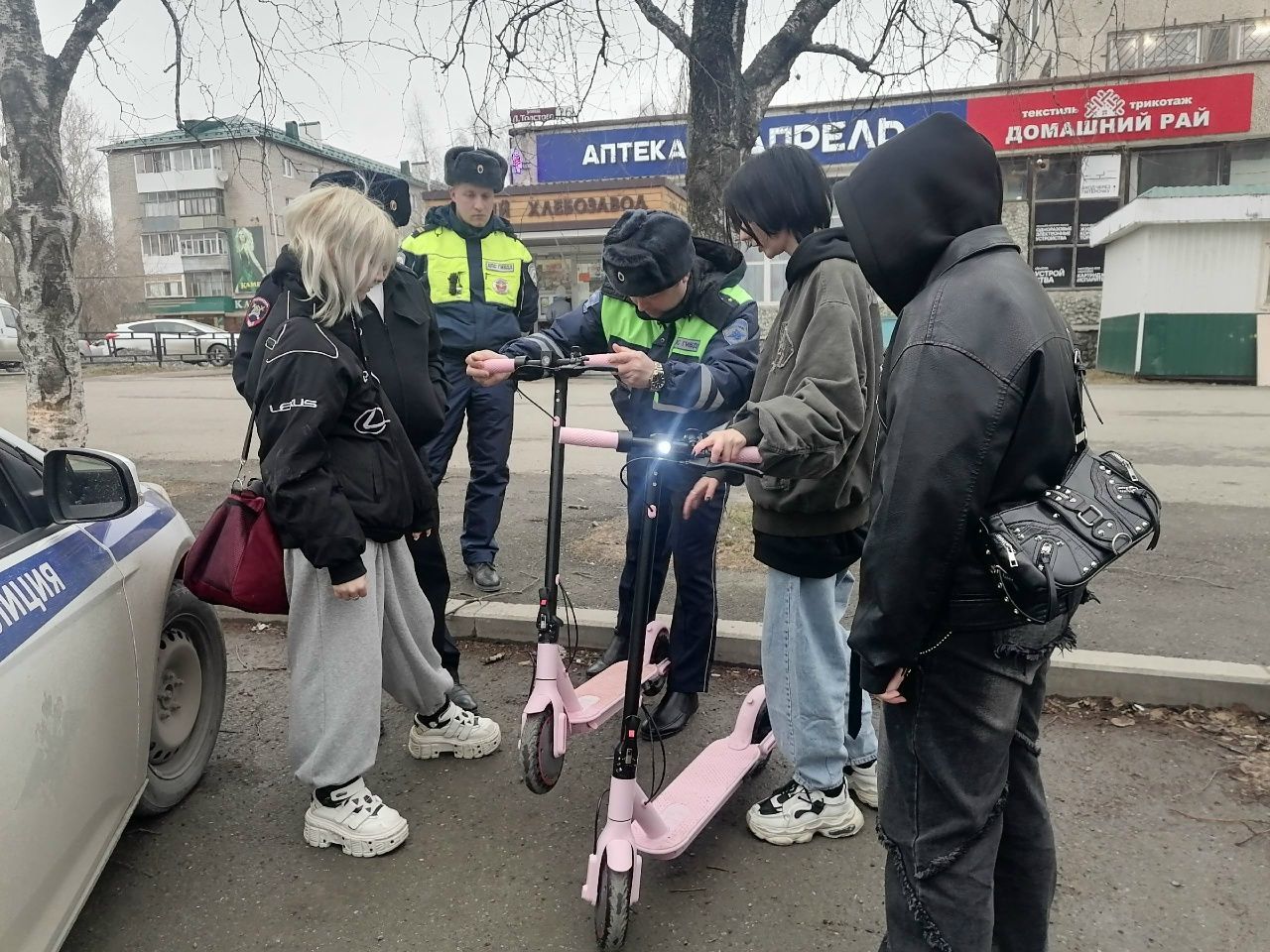 В Серове двух девушек наказали за управление электросамокатами без прав