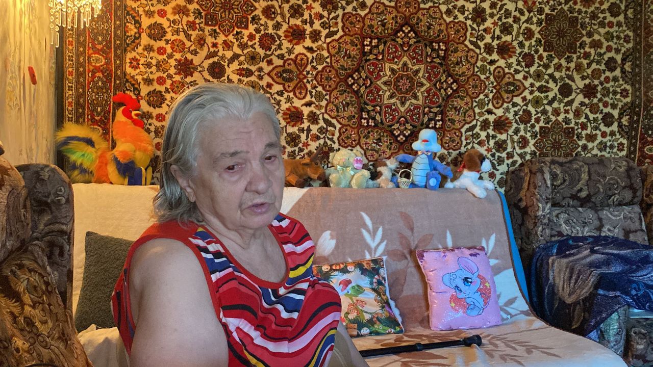 "Меня только "завтраками" кормят": в Серове пенсионерка отчаялась ждать восстановления поврежденного потолка