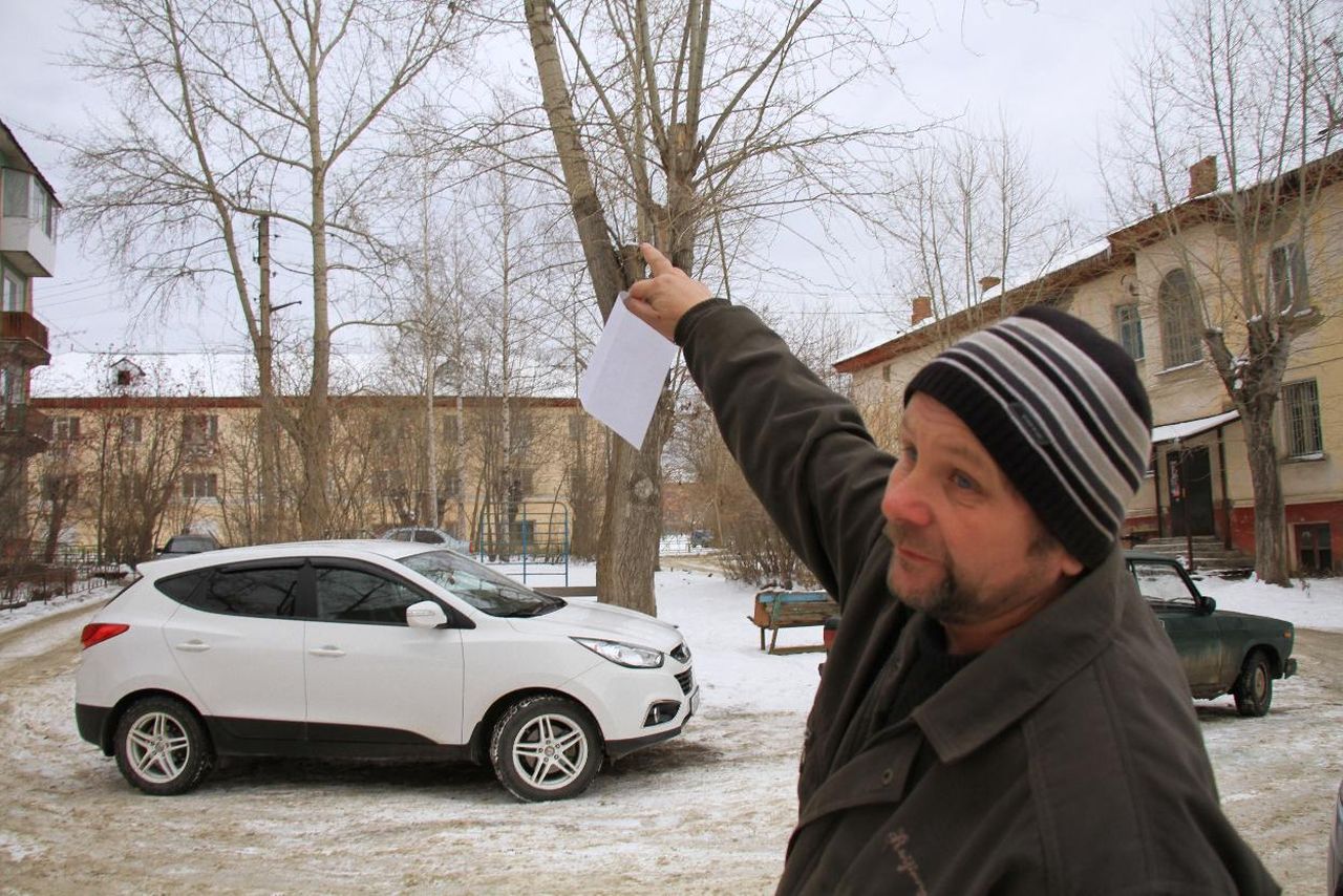Три тополя на Ключевой. Серовчане не первый год просят коммунальщиков спилить опасные деревья