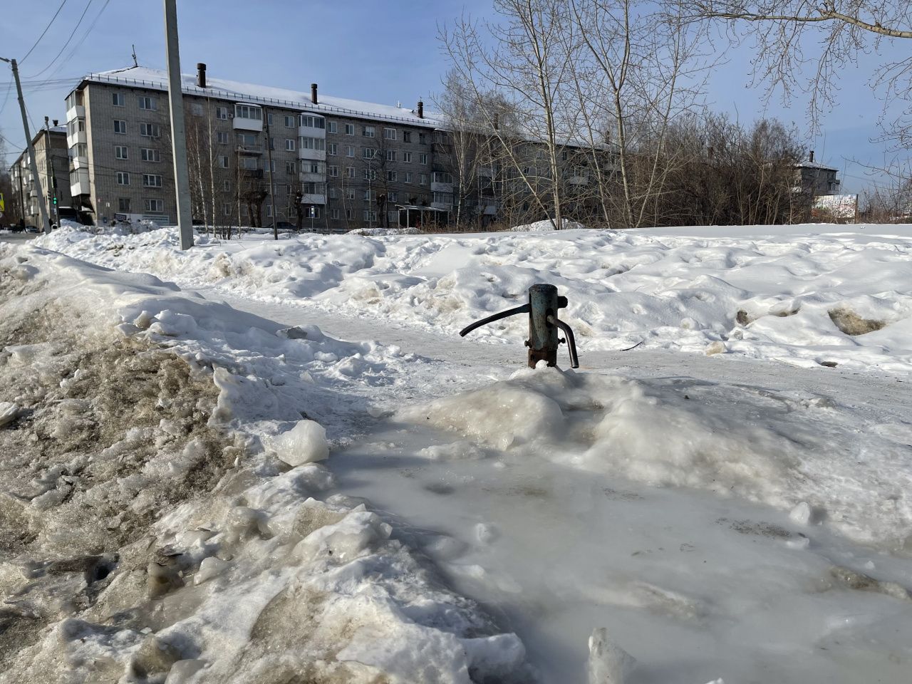 "На них наледь под самый носик". Серовчанин недоволен состоянием колонок в городе