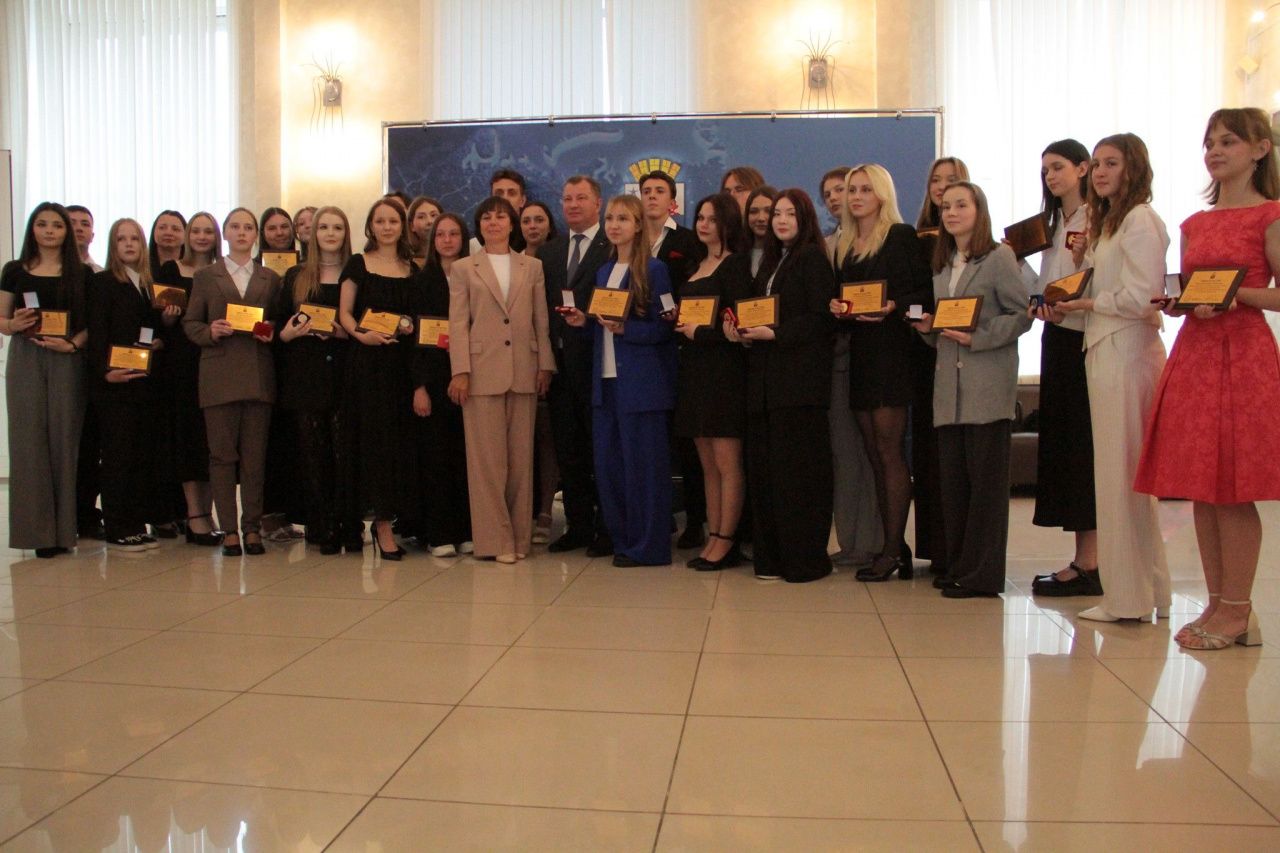 “Нам нужны ваши знания, чтобы город хорошел”. Выпускникам серовских школ вручили медали