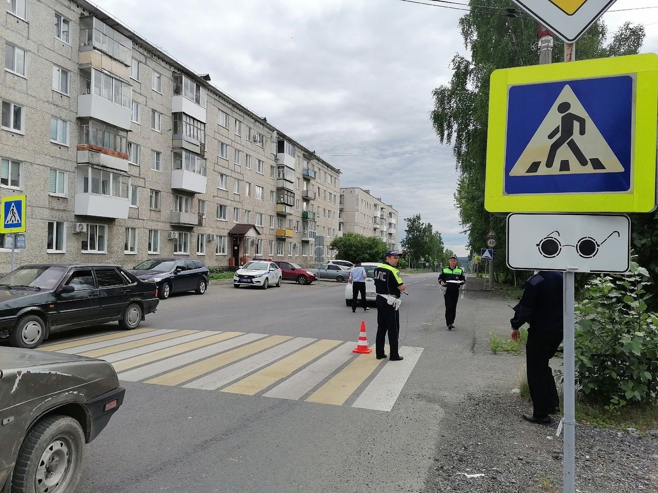 В Серове ребенок на велосипеде врезался в автомобиль на пешеходном переходе и травмировал ногу
