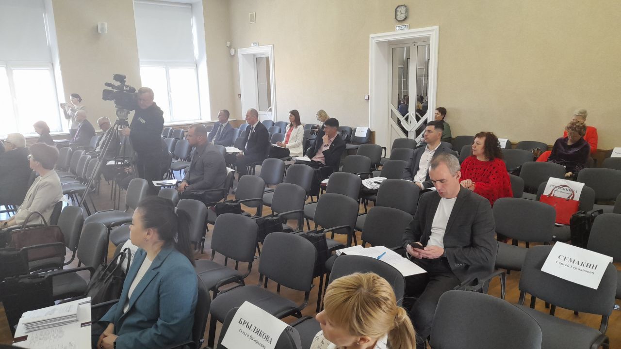 На итоговом заседании Думы в мае депутаты рассмотрели 13 вопросов