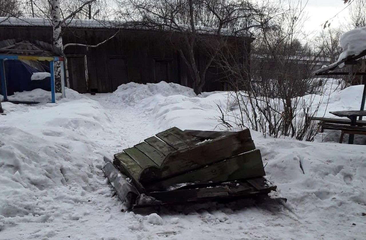 Снег, сошедший с крыши дома в Серове, оторвал козырек над входом в подъезд. Никто не пострадал 