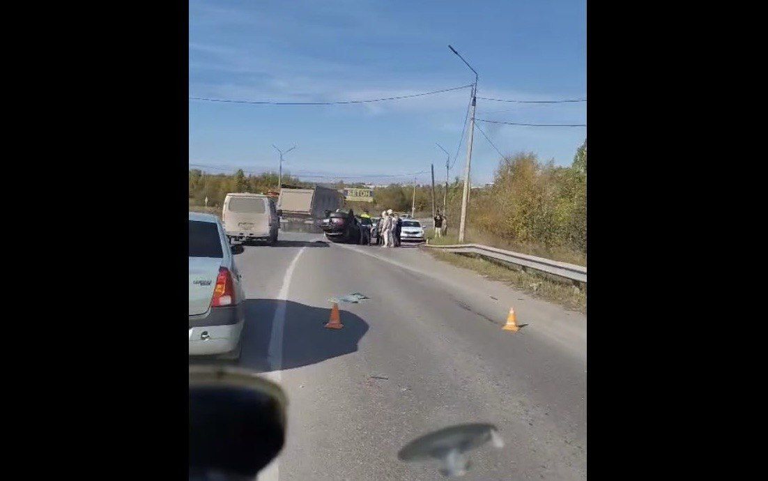 На въезде в Серов перевернулся легковой автомобиль