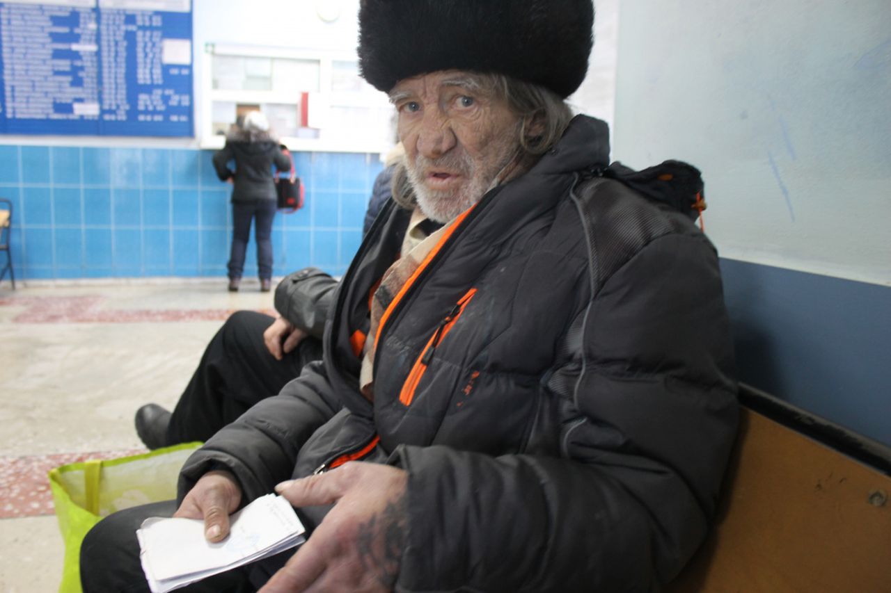 Полиция Серова установила личность мужчины, который месяц жил на автовокзале. Сейчас ищут родственников