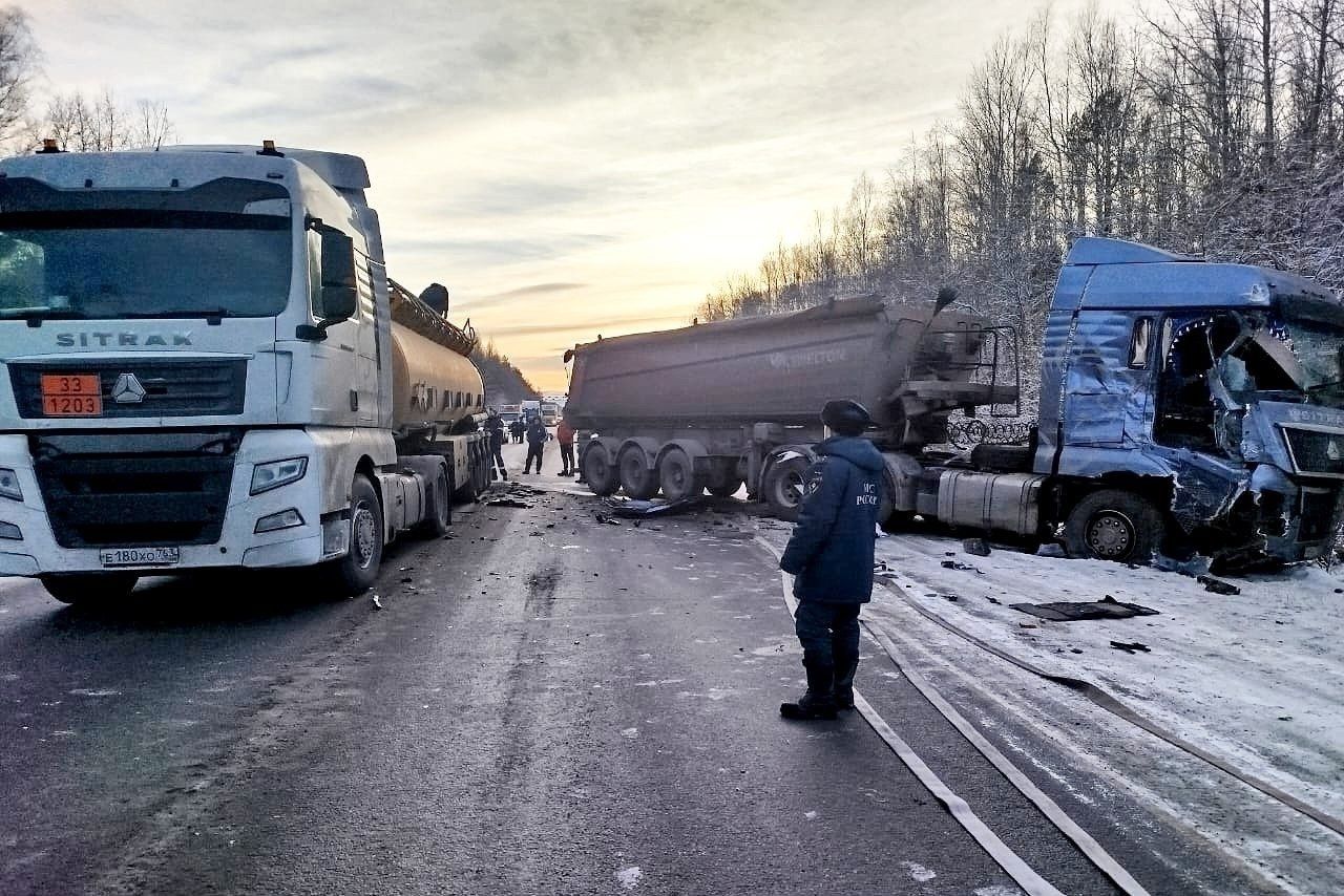 Из-за аварии под Серовом на дорогу вылилось полтонны бензина