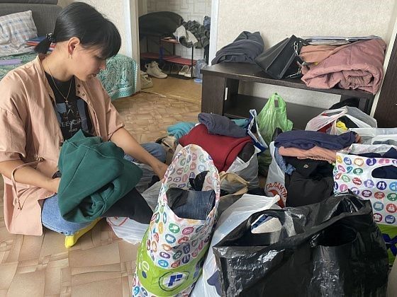 “О, у меня теперь новые вещи”. Погорельцы благодарят за помощь и продолжают копить деньги на восстановление дома