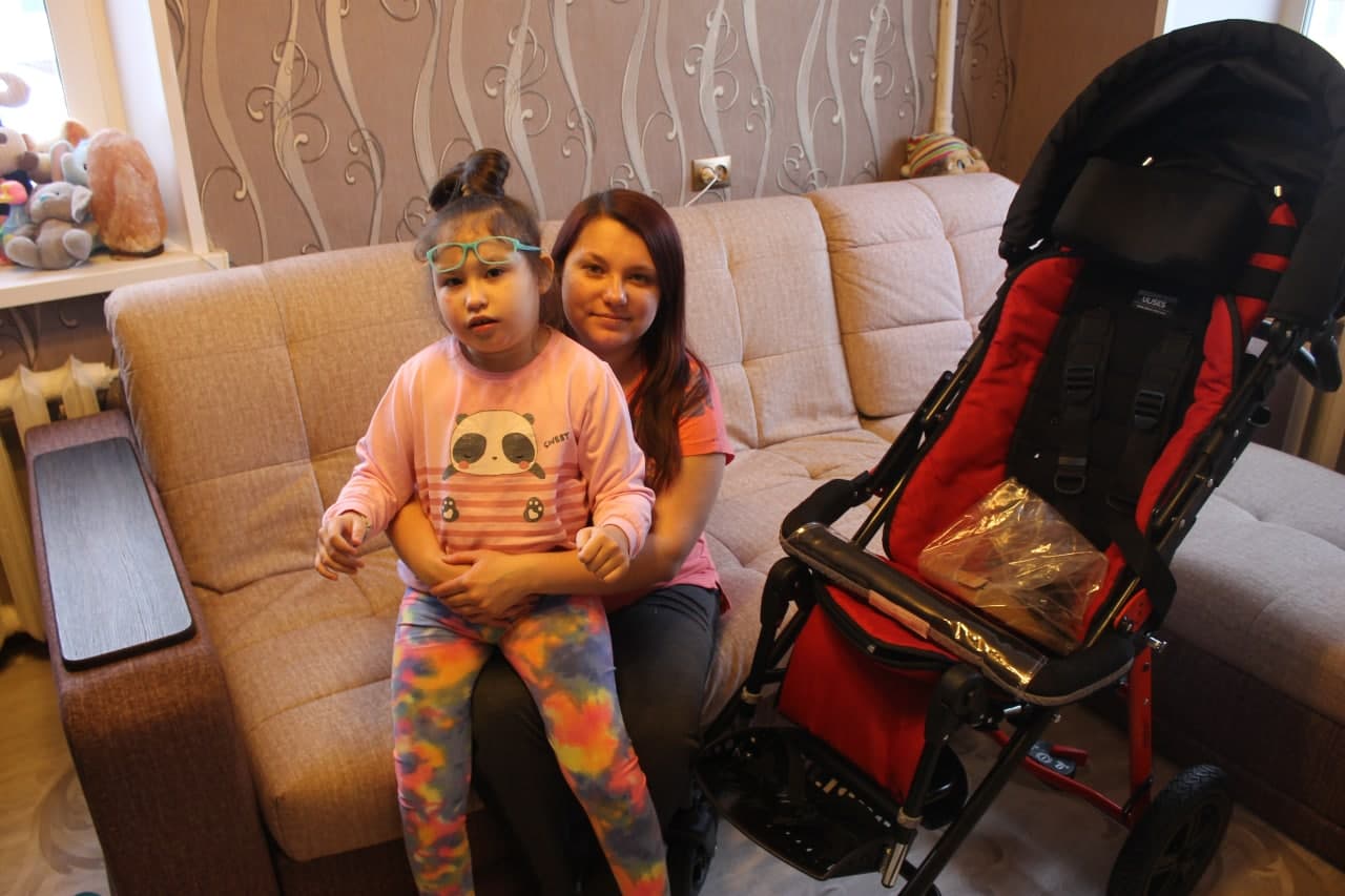 Отдел социального служения Серовской епархии подарил специальную коляску девочке с ДЦП из Краснотурьинска: "Семья будет на попечении"