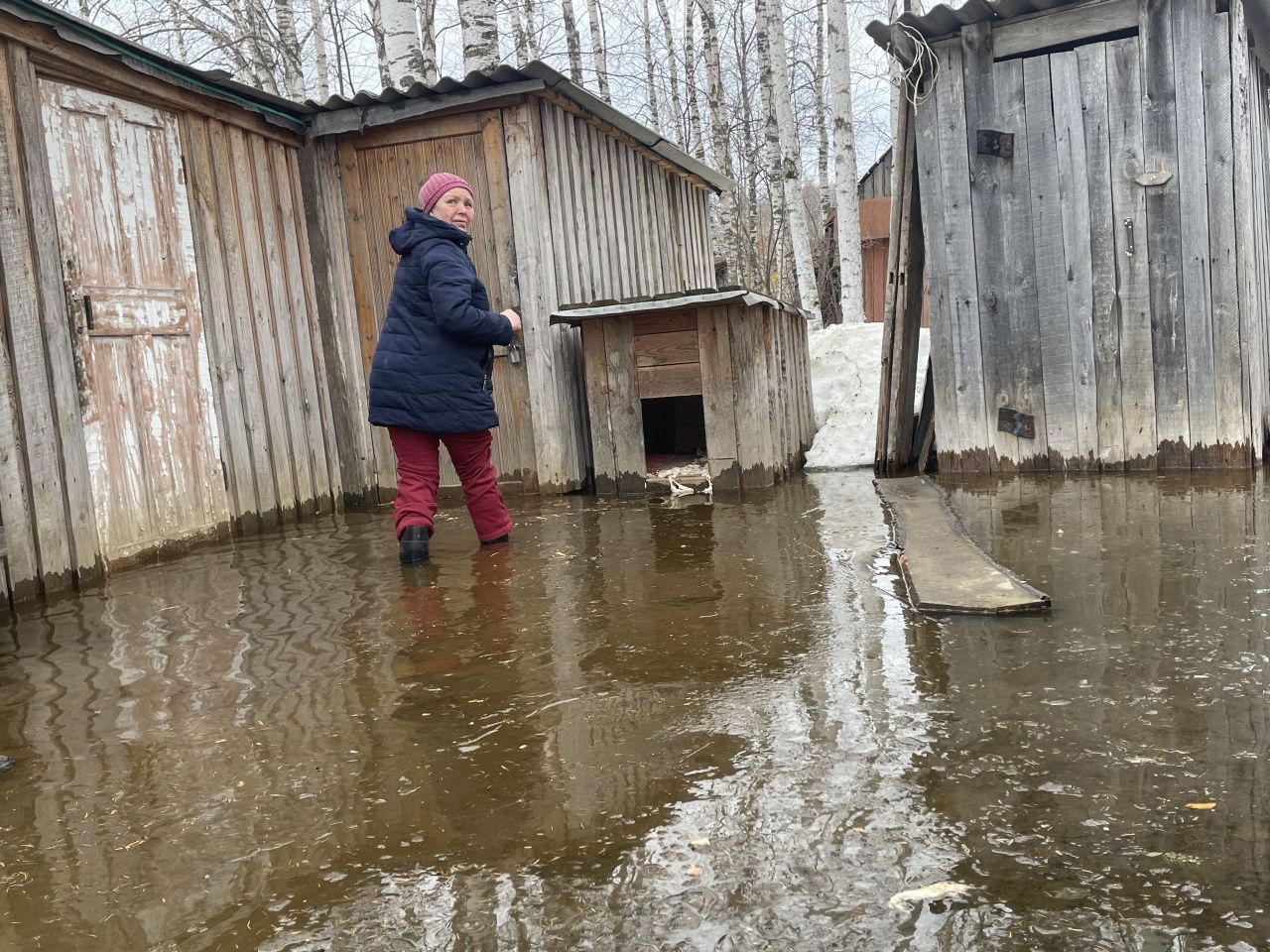 “Еще немного и вода будет в бане”. Участки серовских садоводов затопило вешними водами