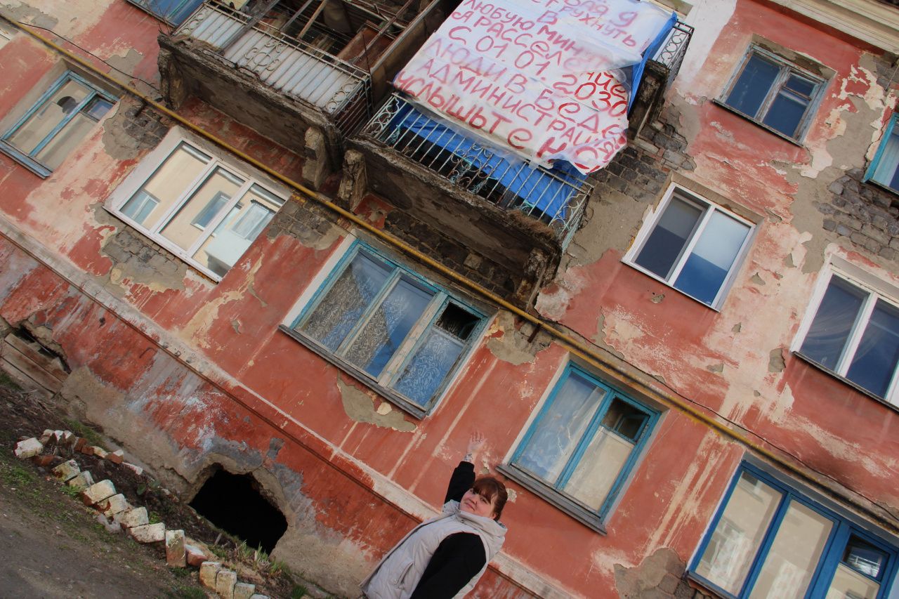 "Администрация, услышьте нас!” Серовчане повесили на фасад аварийного дома плакат с призывом о помощи