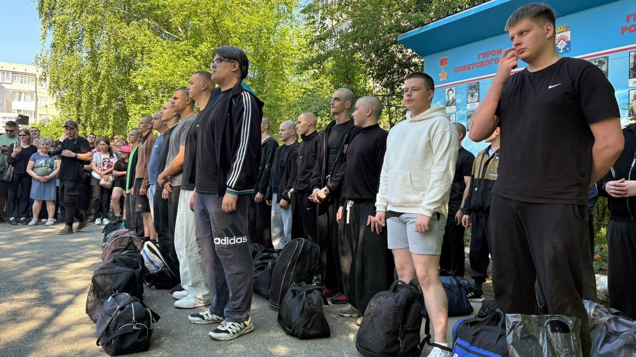 На срочную службу в армию из Серова отправились 27 призывников