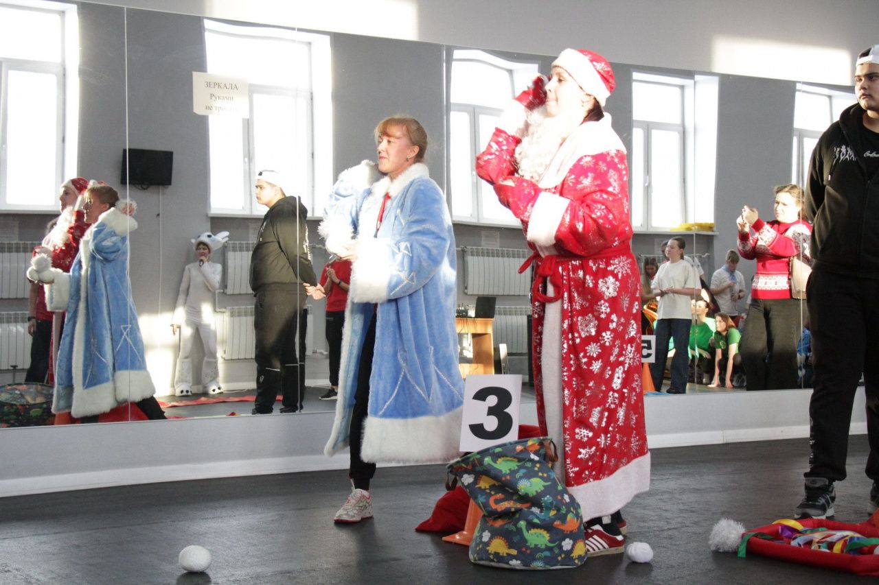 ДКЖ Серова на день перенес юбилейную эстафету Дедов Морозов