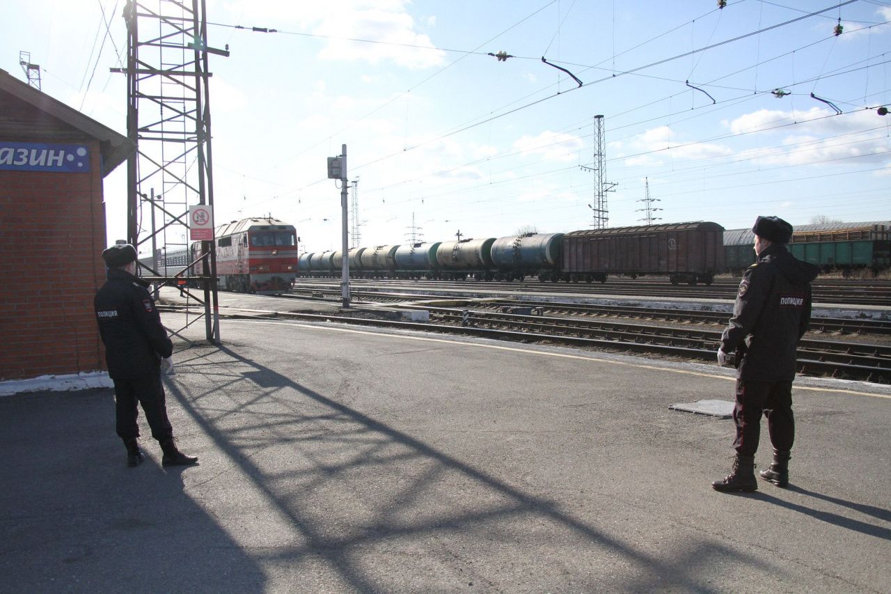 Транспортные полицейские Серова задержали в пассажирском поезде пьяного  дебошира из Нефтекамска | Происшествия | СеровГлобус.ру