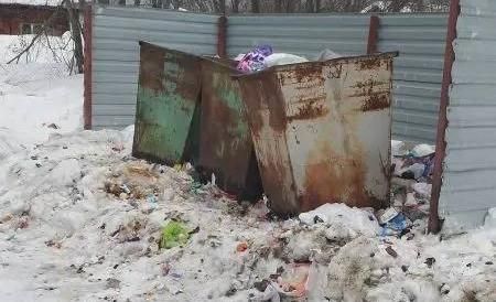"Прибрались, называется..." Серовчане недовольны качеством уборки контейнерной площадки