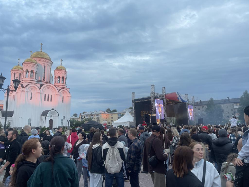 Шар для “звезды”, привет “пупсикам” и танцы до упаду. Серовчане отметили День города и День металлурга