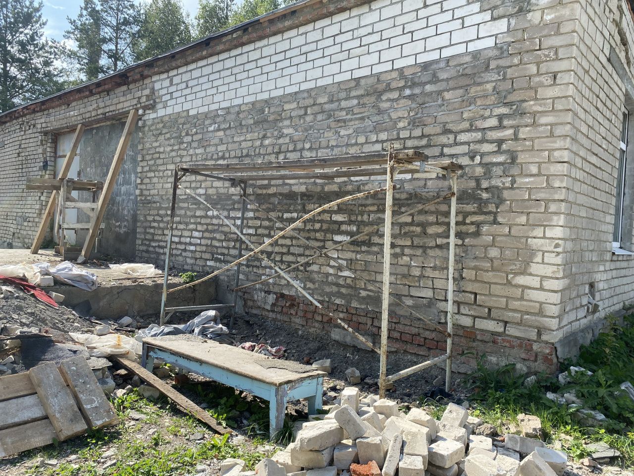 У здания морга Серовской городской больницы отремонтировали рухнувшую стену