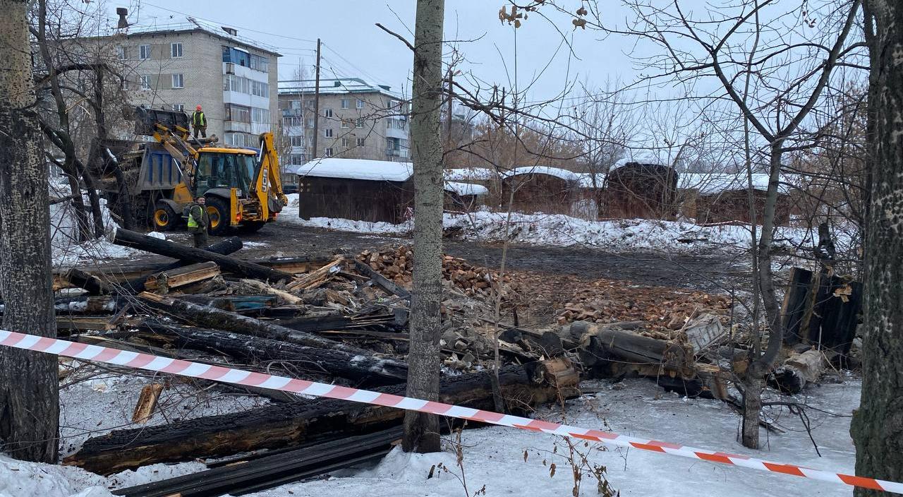 В Серове снесли деревянную двухэтажку на улице Каляева, признанную  аварийной 9 лет назад | Новости | СеровГлобус.ру