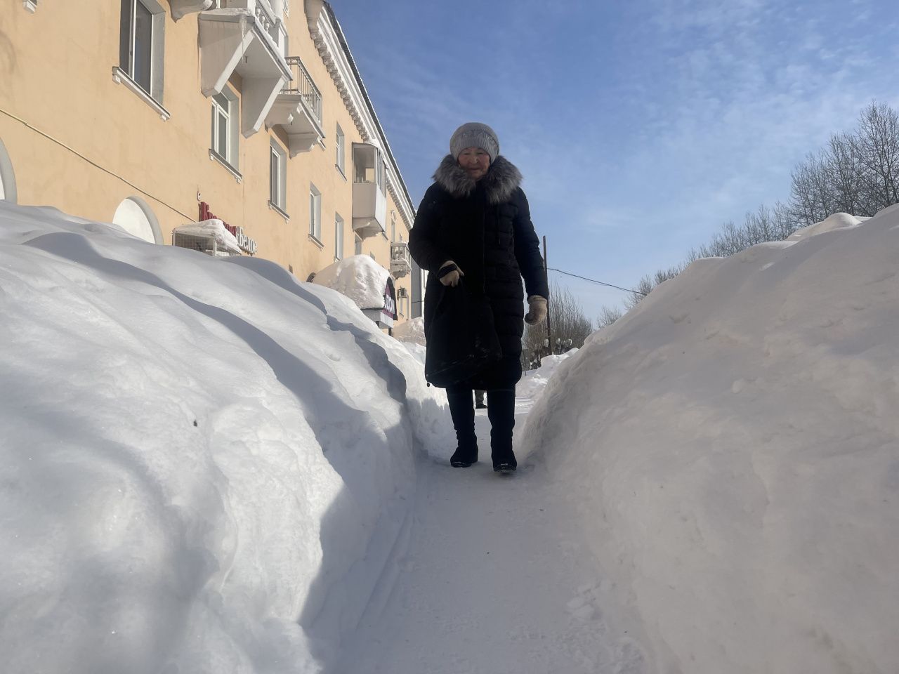 “С крыши снег убрали, а дорогу - нет”. Серовчане пожаловались на заваленный снегом тротуар