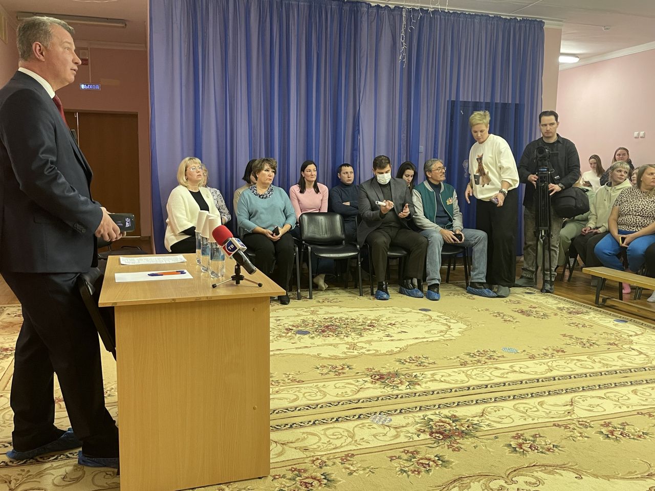 Глава Серова встретился с родителями детей из детсада “Умка”, в который хотят переселить школьников