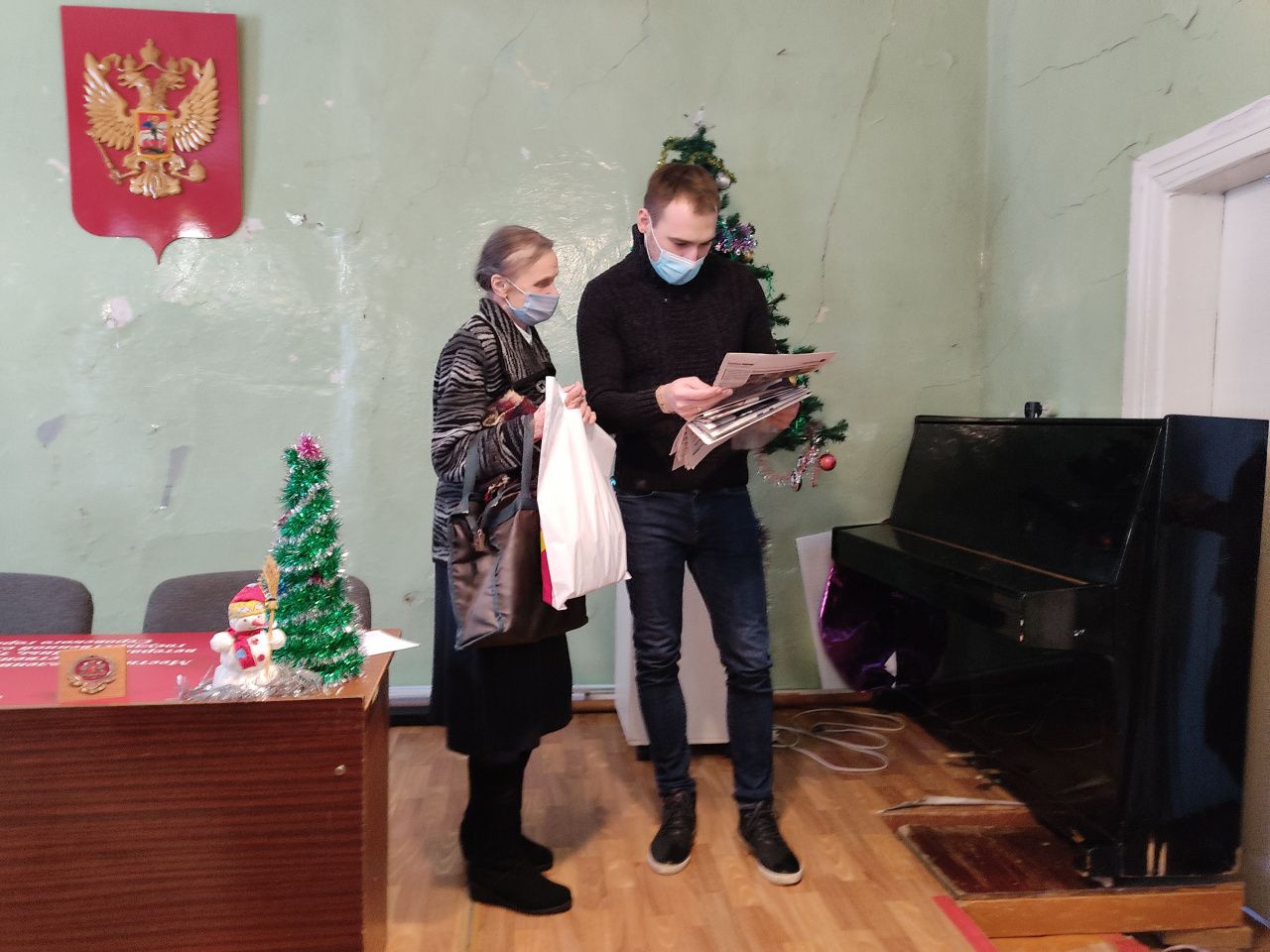 Депутат Шипулин посетил Серов и подарил детям лыжные ботинки, а пенсионерке - ТВ-приставку