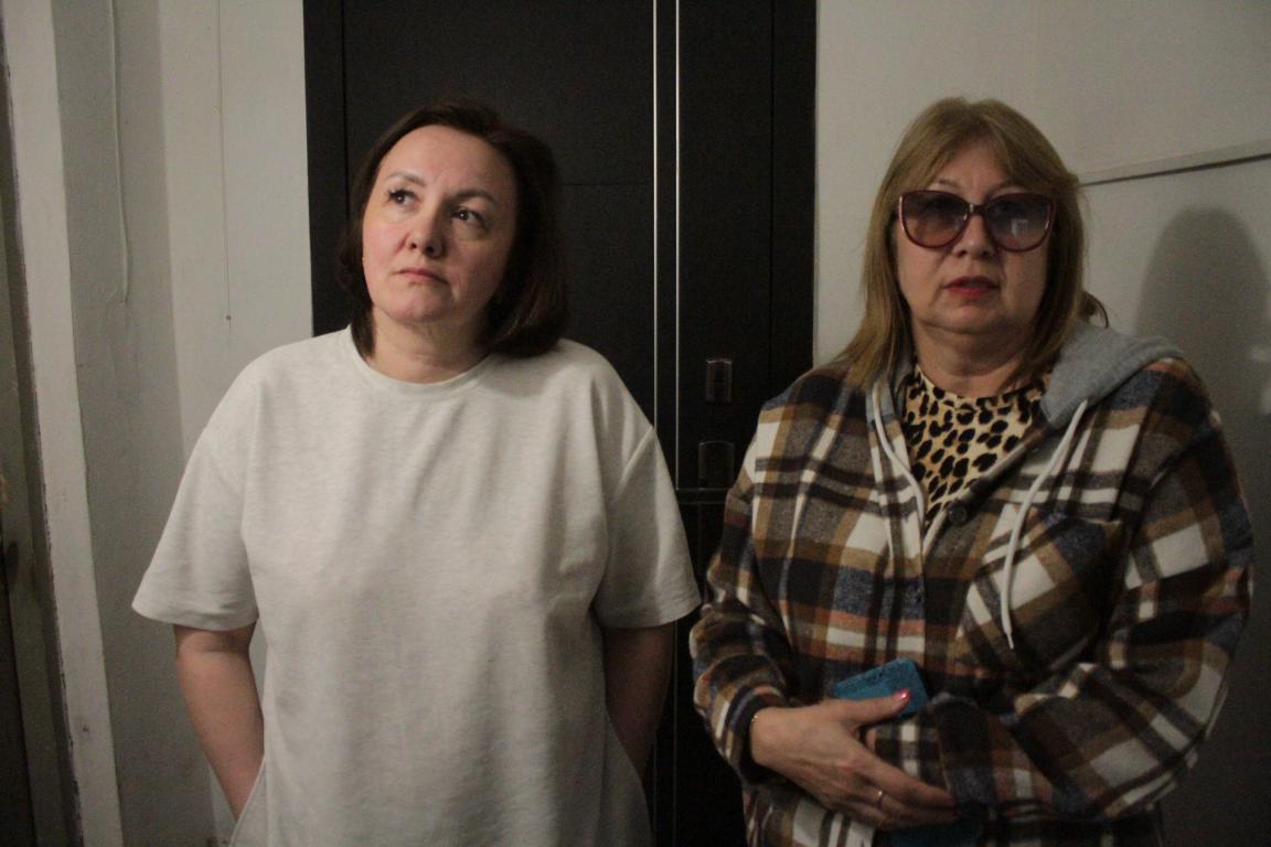 Тараканы, мусор, кошки. Шесть лет серовчане не могут решить ситуацию с проблемной соседкой