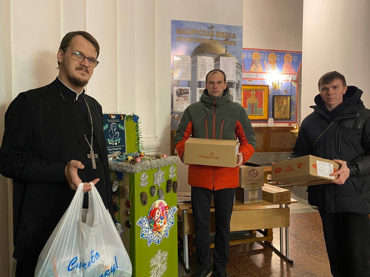 Организаторы автогонок пожертвовали 8 коробок сладостей для акции "Чудо Рождества Христова"