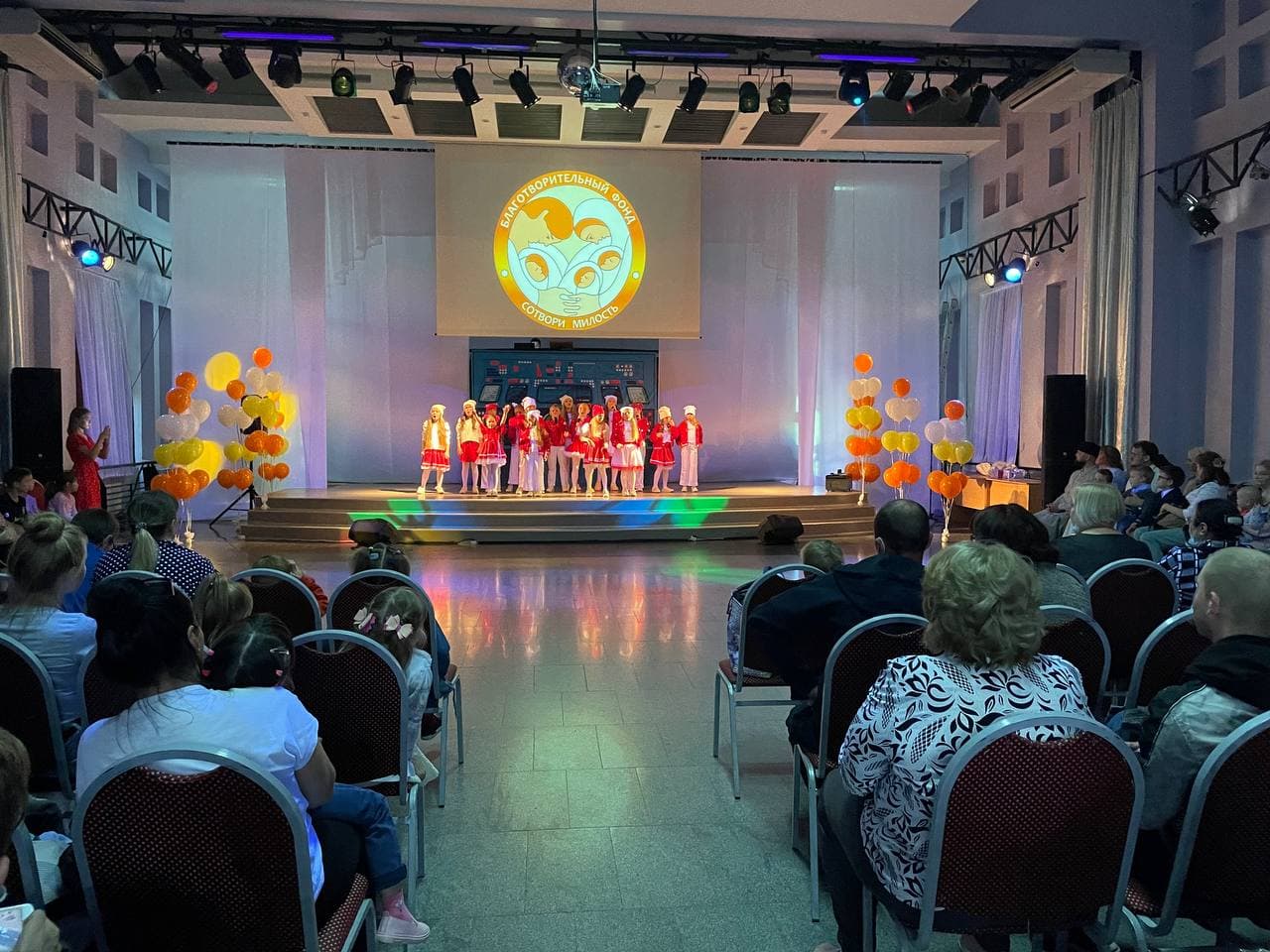 Во Дворце культуры металлургов Серова отпраздновали день рождения благотворительного фонда "Сотвори Милость" 