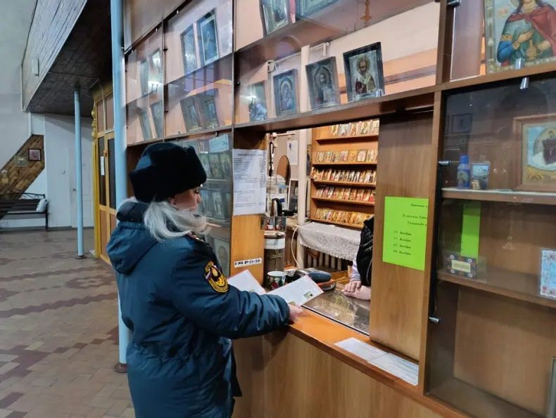 Перед праздником Крещения спасатели посетили серовские храмы