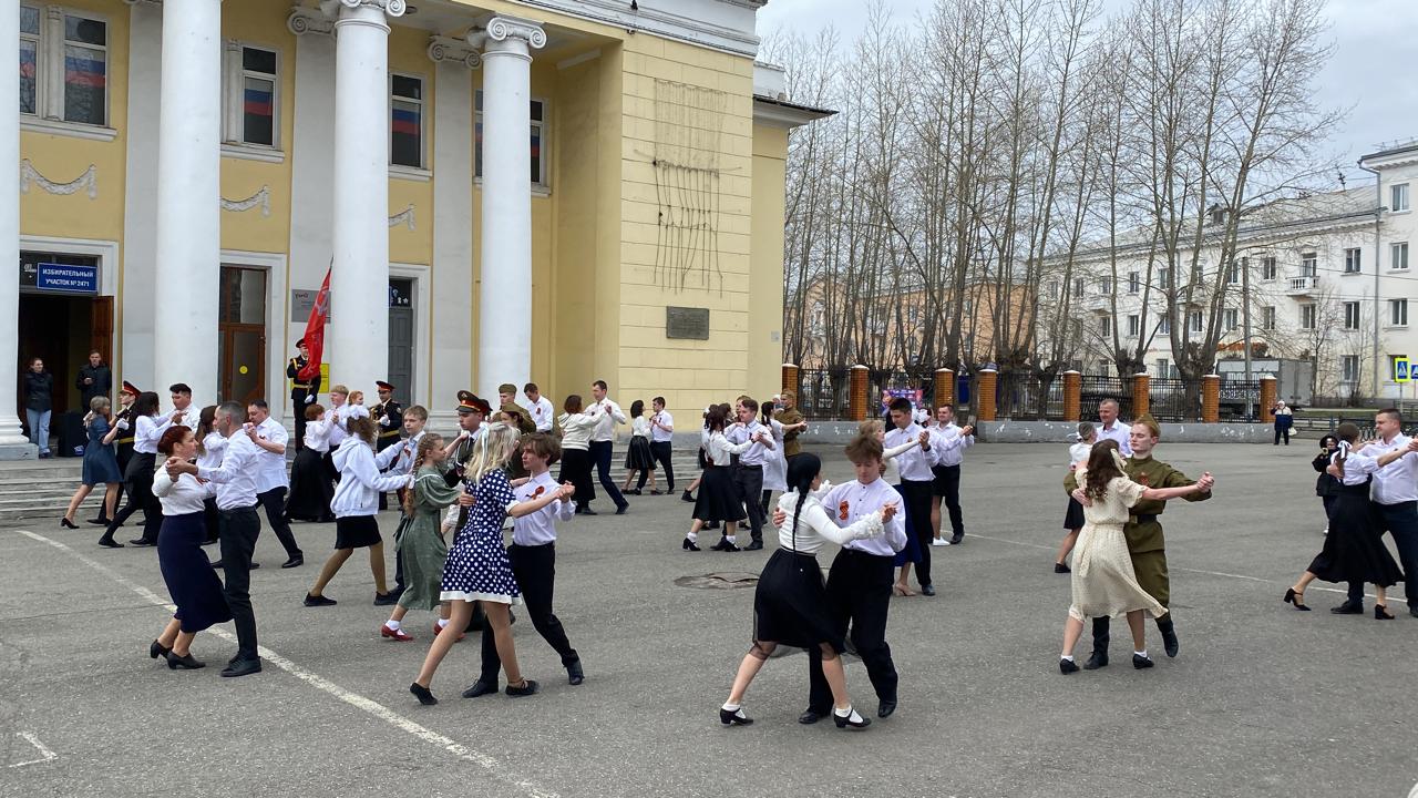 Серовчане станцевали “Вальс Победы” | Истории | СеровГлобус.ру