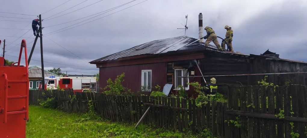 В Серове горели баня и крыша частного дома