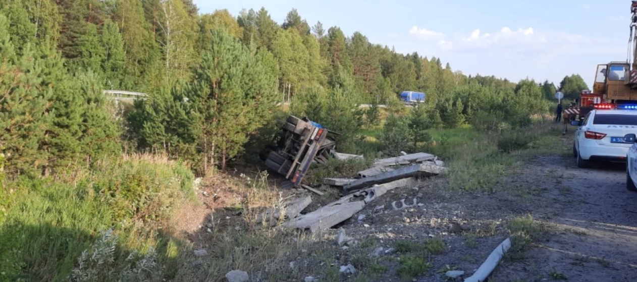 На Серовском тракте погиб водитель манипулятора. Его придавил собственный МАЗ
