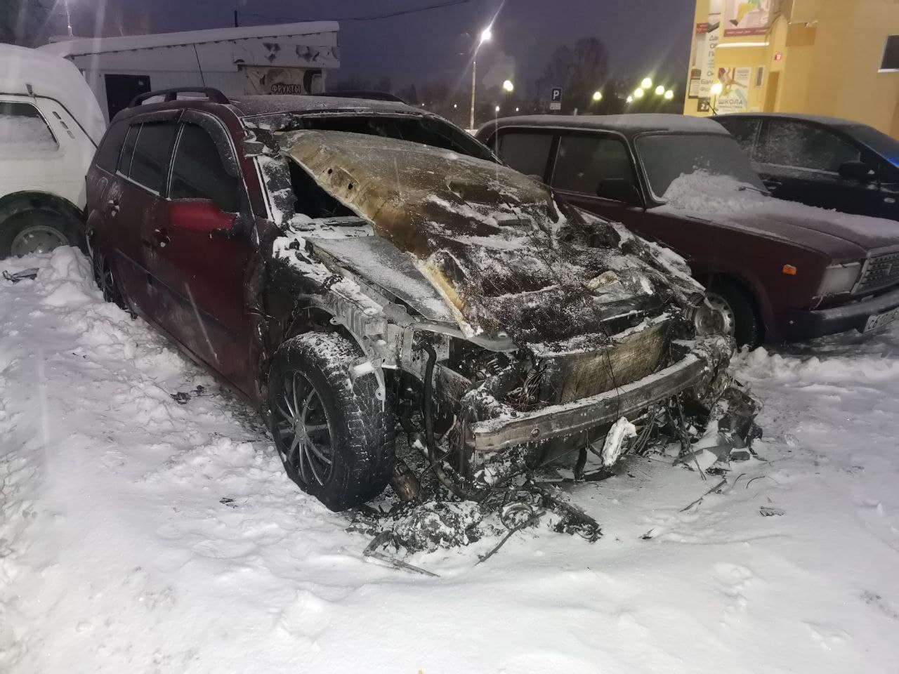 Ночью в Серове горел автомобиль. Никто не пострадал