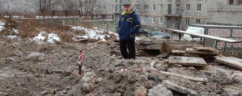 «У нас одна-единственная площадка». Серовчане жалуются на раскопки во дворе, после которых не благоустроили территорию