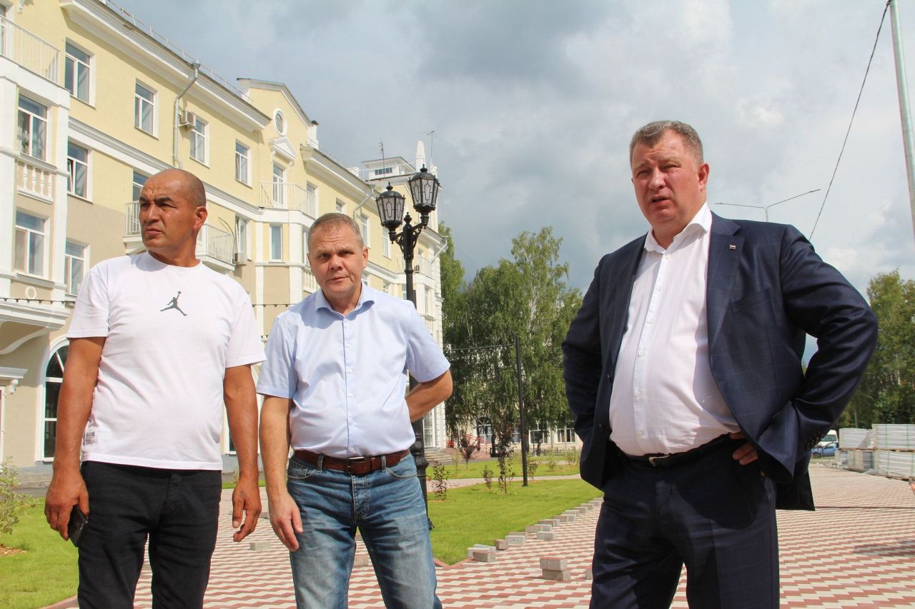 “Чтобы людям было комфортно, безопасно и удобно”. Глава Серова проверил ход строительства на объектах города