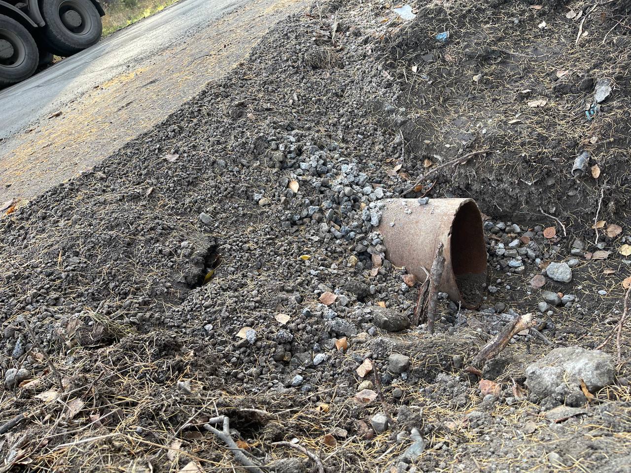 Для отведения воды у садов ОВД “Серовавтодор” положил трубу, но часть садоводов недовольна