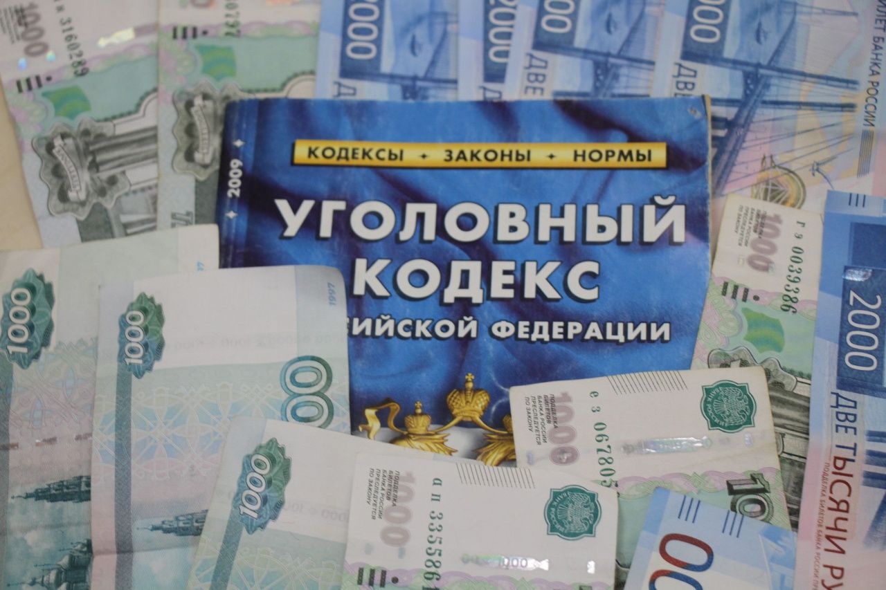 В Серове мать с сыном нашли банковскую карту и потратили с нее больше 15 тысяч рублей. Им грозит до 6 лет лишения свободы