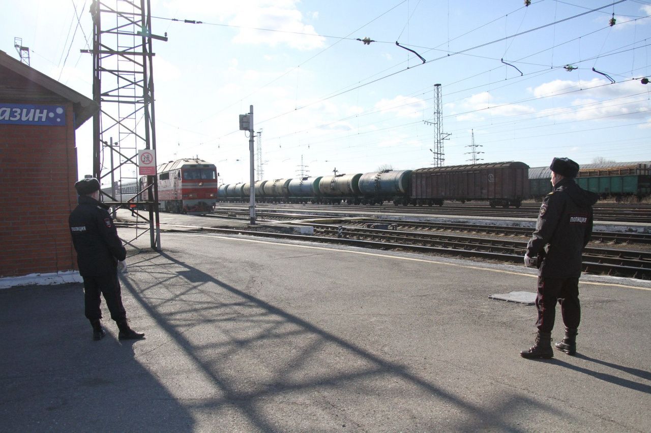 Дебошира, который ударил в лицо начальника поезда, сняли на станции Серов