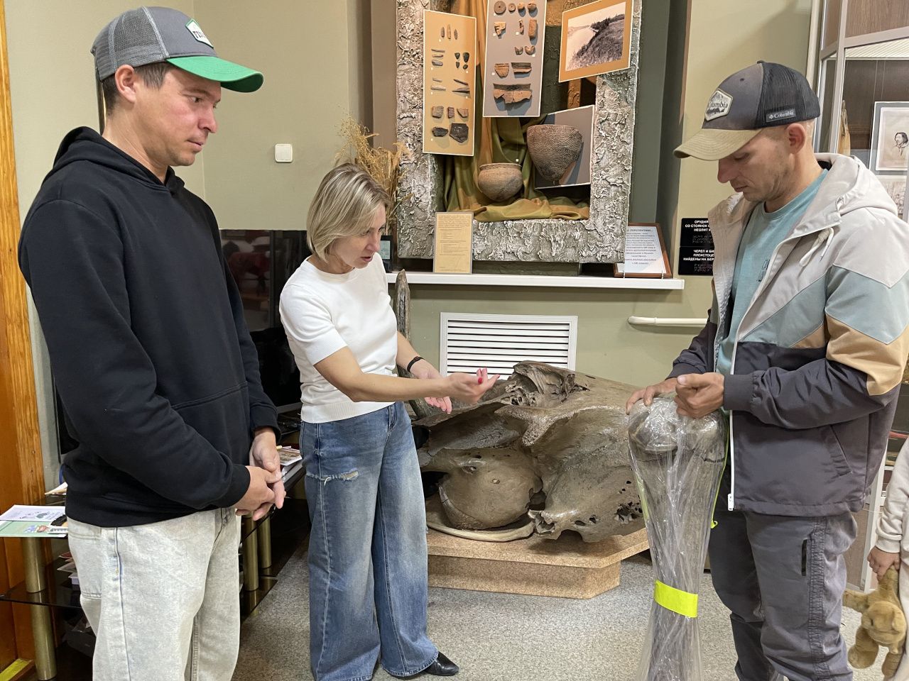 Рыбаки передали найденную на реке Сосьве кость мамонта в Серовский исторический музей