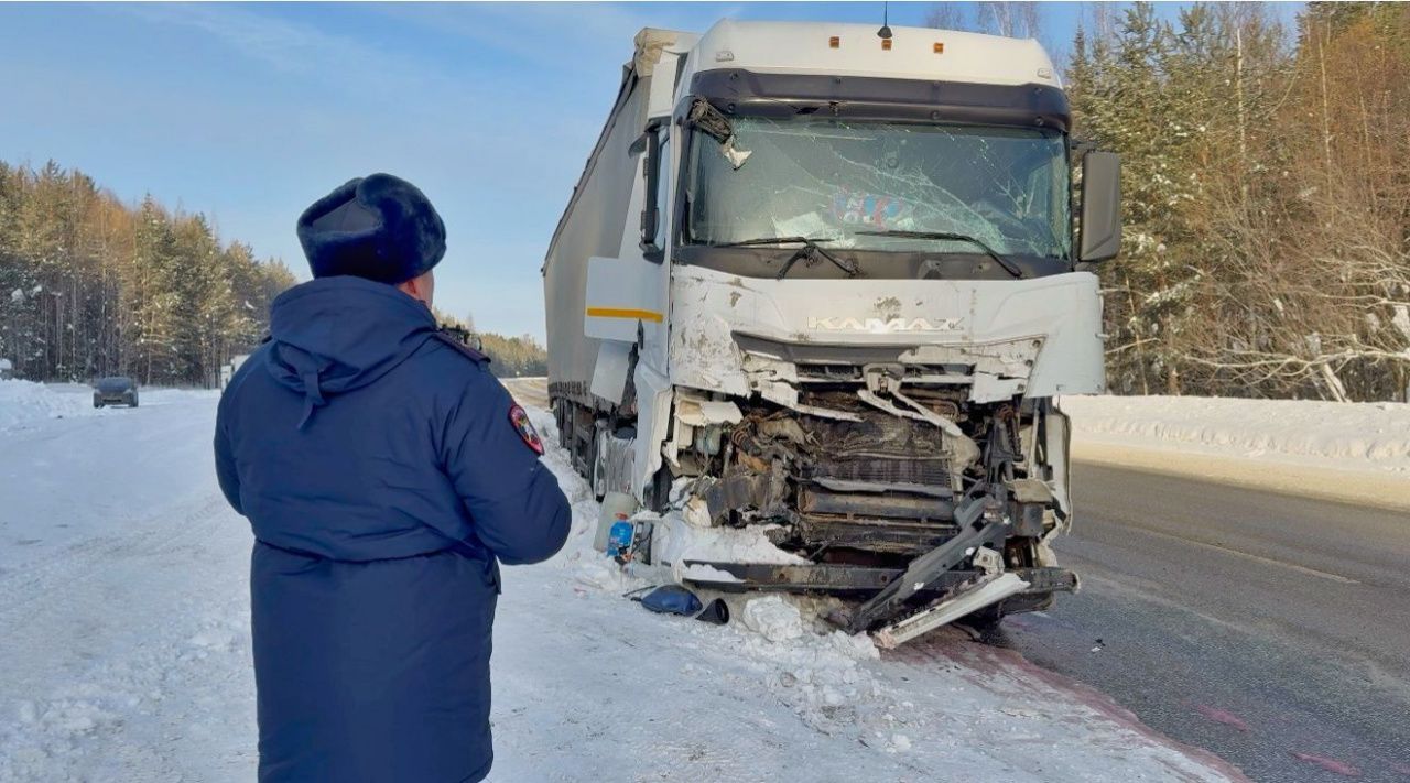 Ехавший из Серова «КамАЗ» попал в тройное ДТП на трассе. Один человек госпитализирован