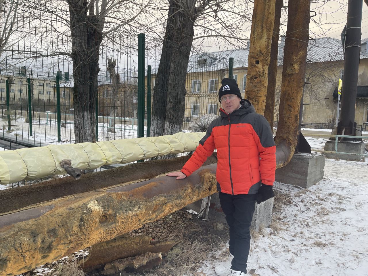 “А трубы - они улицу греют”. Серовчанин пожаловался на оголенную теплотрассу по улице Гагарина
