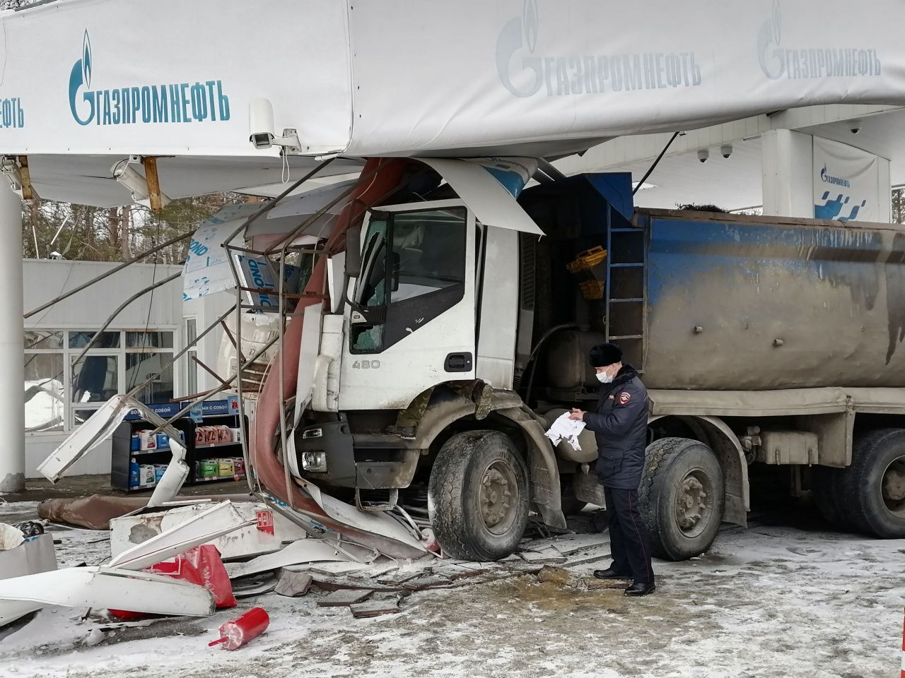 ГИБДД: водитель грузовика, въехавшего в АЗС в Серове, получил незначительные травмы