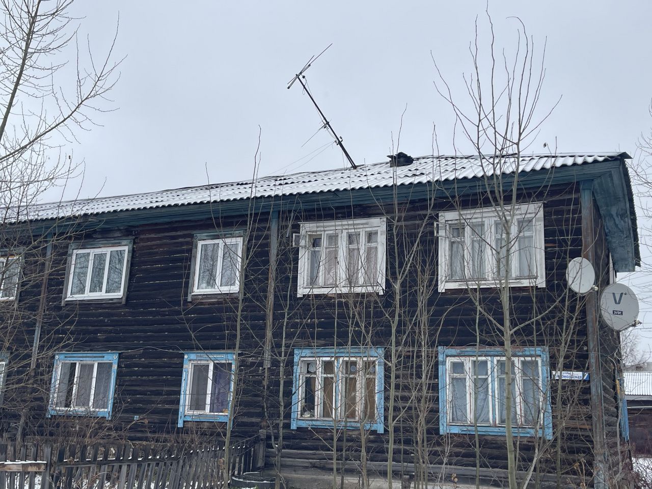 Мэрия Серова не планирует обследовать дом с дырявой крышей на предмет аварийности